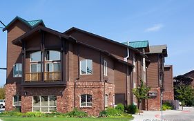 Cedar Street Hotel & Suites